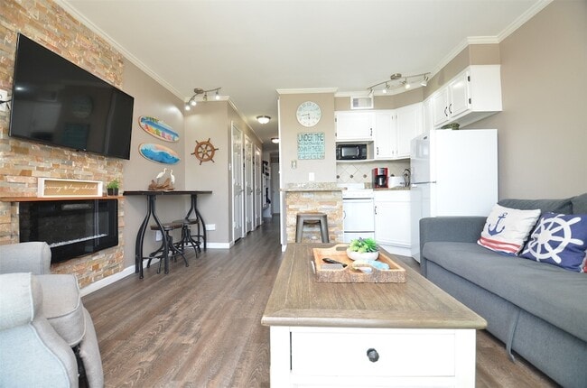 Building Photo - 6102 Seawall Blvd