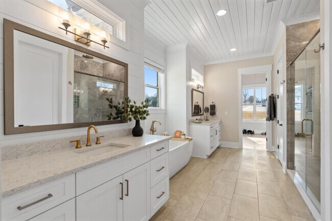Building Photo - 568 Versailles Dr