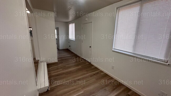 Building Photo - $1000 - 3 bed 1 bath - Single Family Home