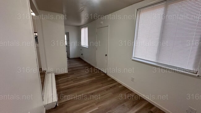 Building Photo - $1045 - 3 bed 1 bath - Single Family Home