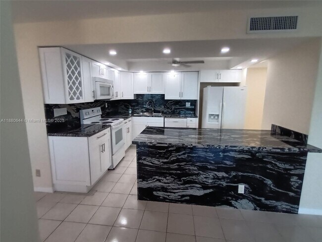 Building Photo - 1410 S Ocean Dr