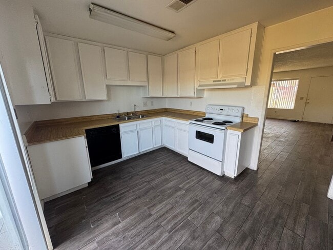 Building Photo - 2 bed - 1.5 bath townhouse
