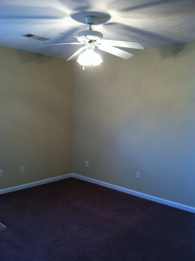 Building Photo - Twin City Duplex Available Fall!