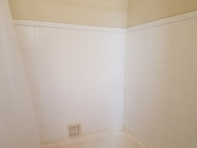 Building Photo - 615 N Rossmore Ave