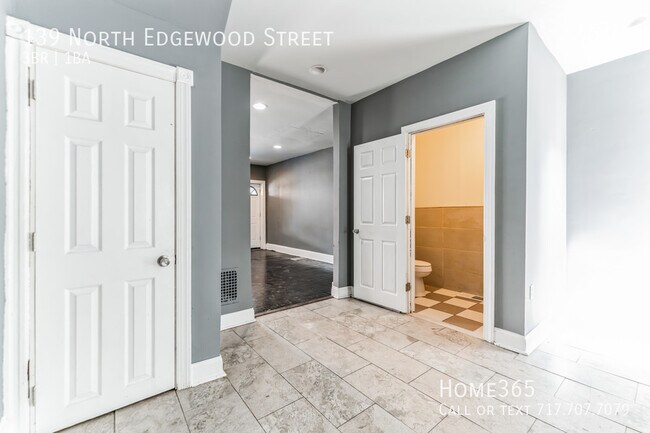 Building Photo - 3 Bedroom, 1.5 Bathroom Home Available Now!