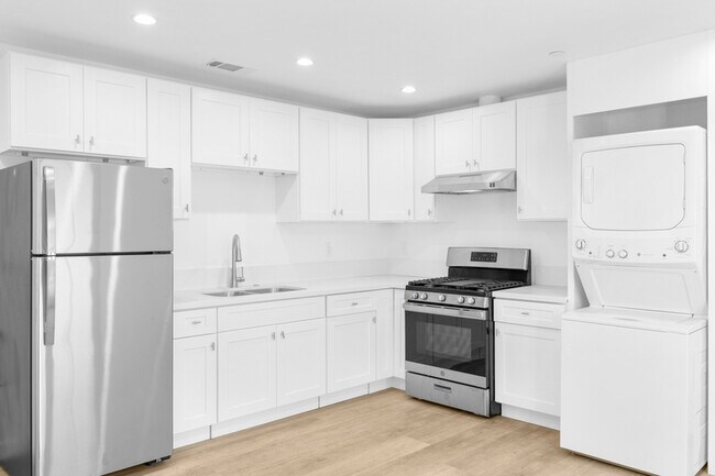 Building Photo - 308 N Catalina Ave