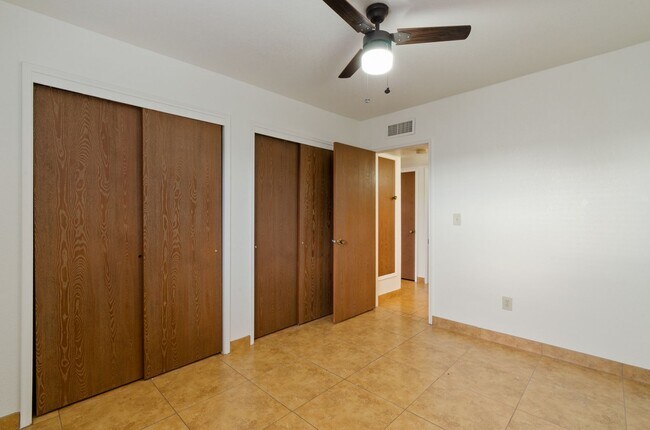 Building Photo - Private and Charming 2 Bed 1 Bath house