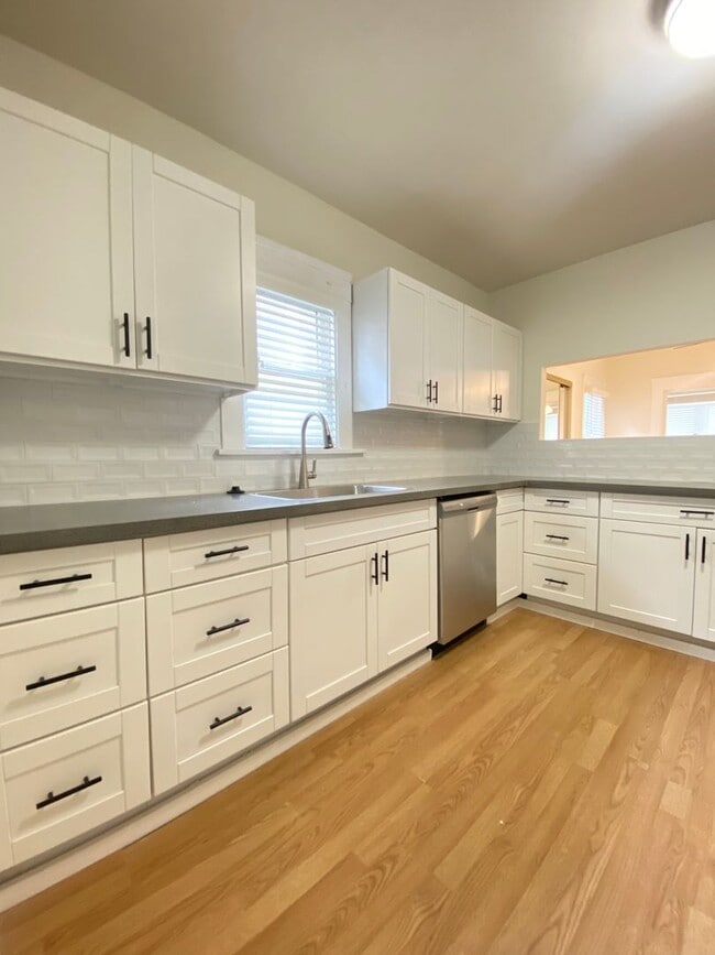 Interior Photo - 23 19th Ave