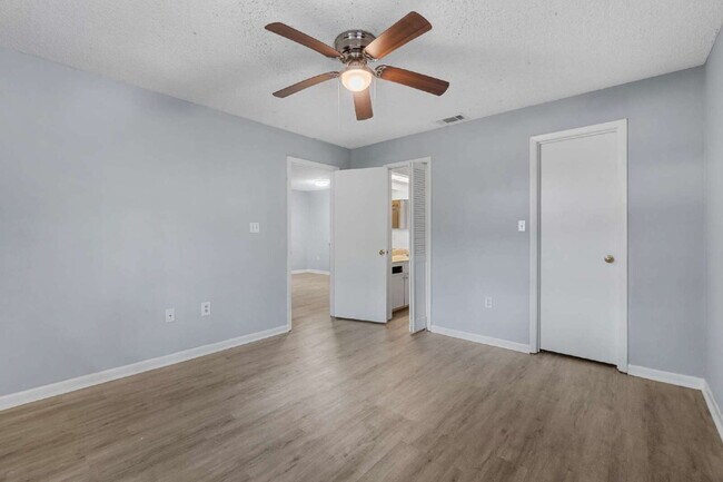 Building Photo - Freshly Updated 2BR Condo with Private Balcony, Community Pool, & In-Unit Laundry