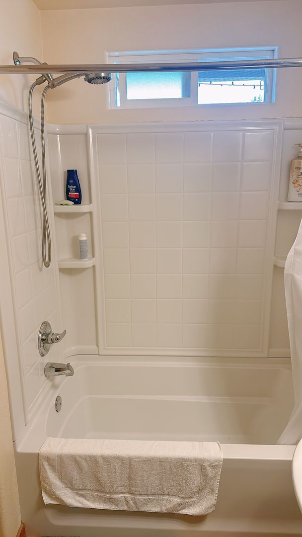 Building Photo - Available late August: this spacious 3brm/2 bath rambler near Whatcom Falls Park