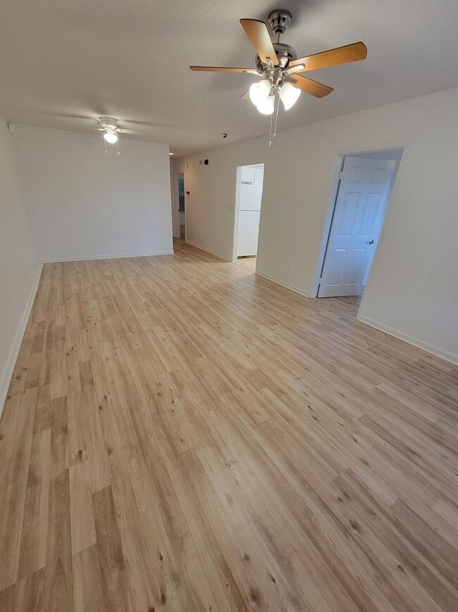 Building Photo - 1100 Greentree Ct