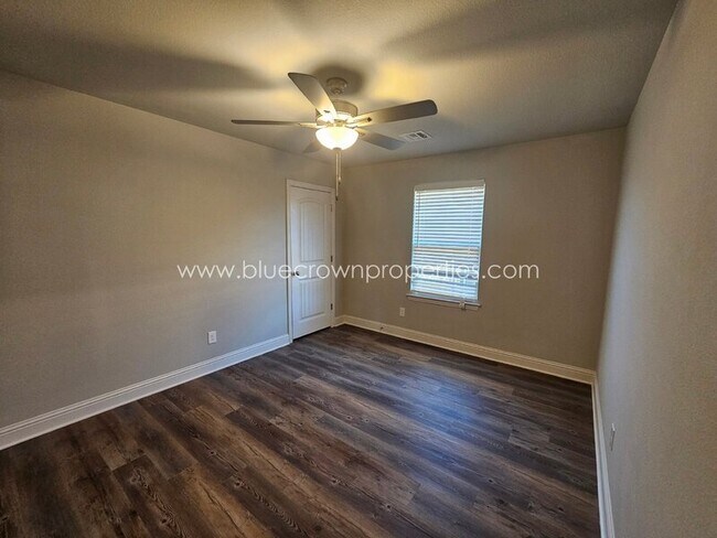 Building Photo - 2903 Tulip Dr