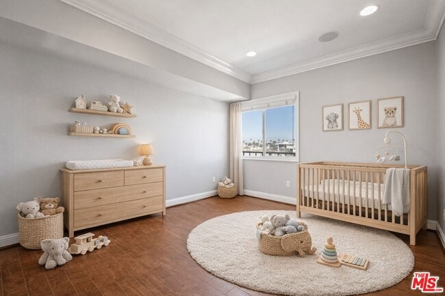 Building Photo - 1115 S Elm Dr