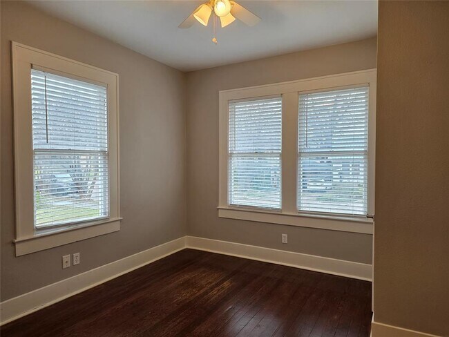 Building Photo - 206 E 34th St