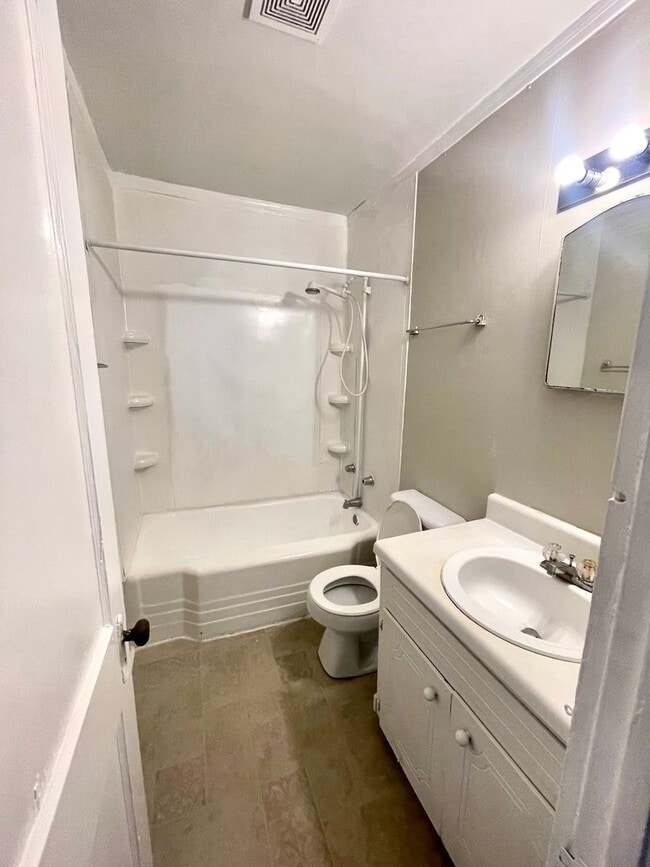 Building Photo - 3 Bed 2 Bath in Anniston