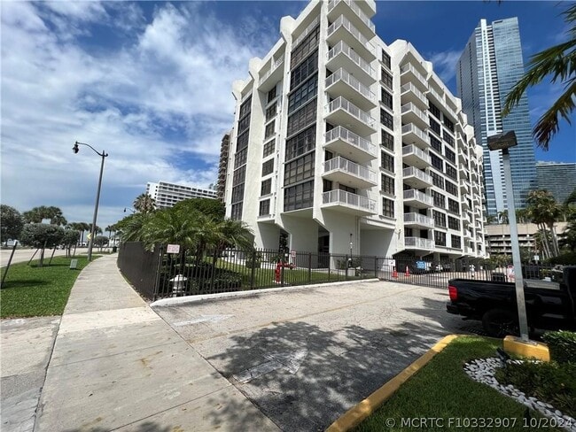 Building Photo - 1440 Brickell Bay Dr