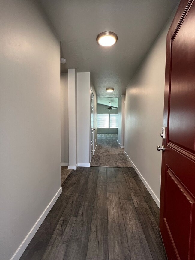 Building Photo - Newer 3 bed 2 bath with a home office just...