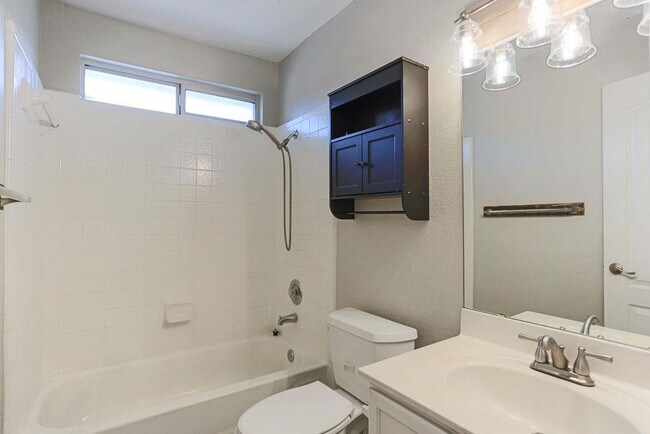 Building Photo - 1611 Abbey Ln