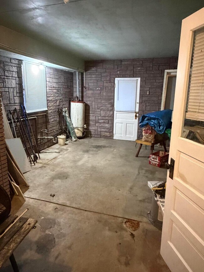 Building Photo - 346 Main St