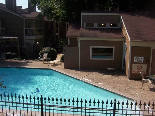 Building Photo - 1860 White Oak Dr
