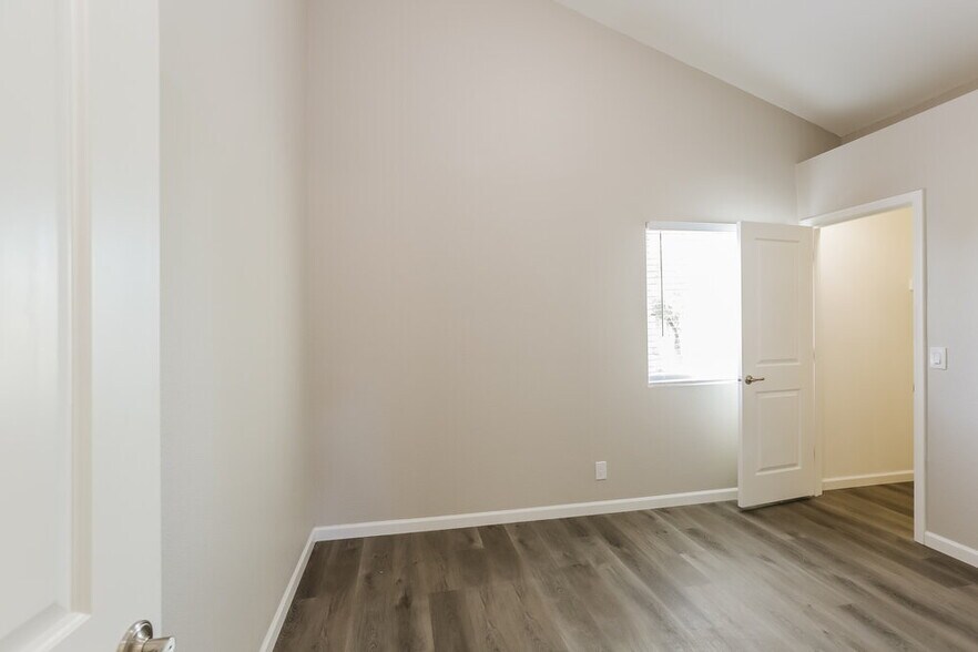 Building Photo - 441 S Maple