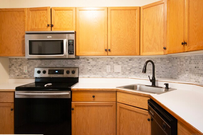 Building Photo - 378 Meridian St Ext