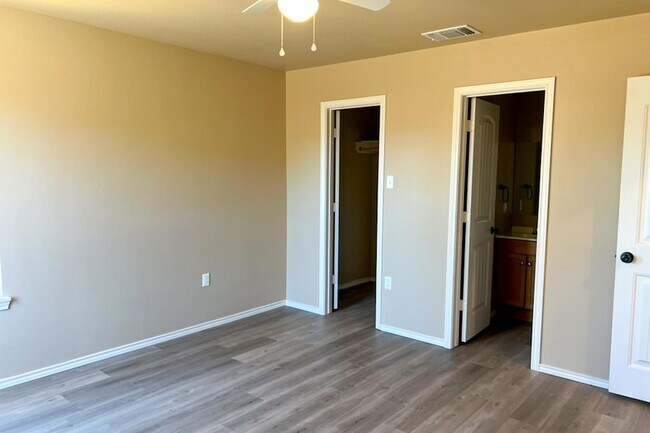 Building Photo - 1507 E 14th St