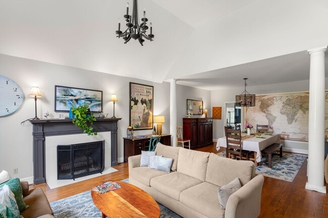 Building Photo - Spacious 6-Bedroom Furnished Home Near Ash...