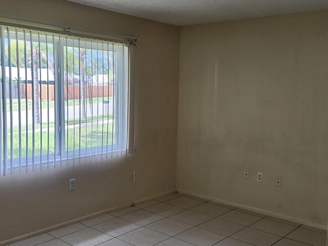 Building Photo - 635 Parkside Ave