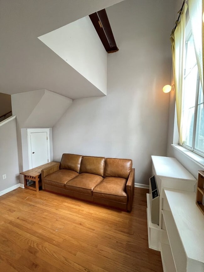 Building Photo - 1 bedroom 1 bath townhome near campus and ...