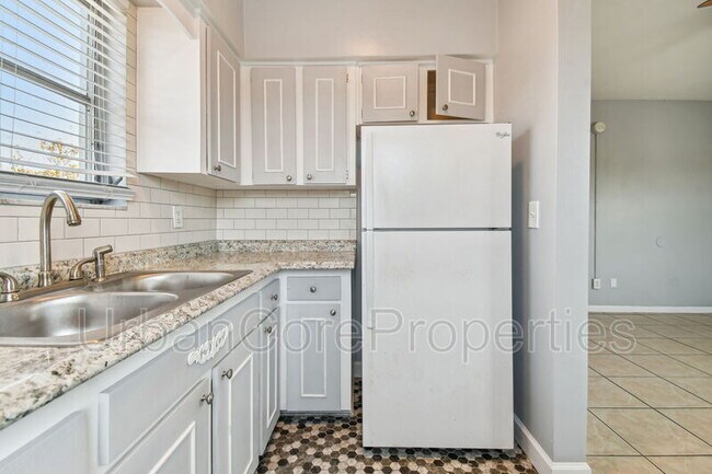 Building Photo - 321 24th Ave N