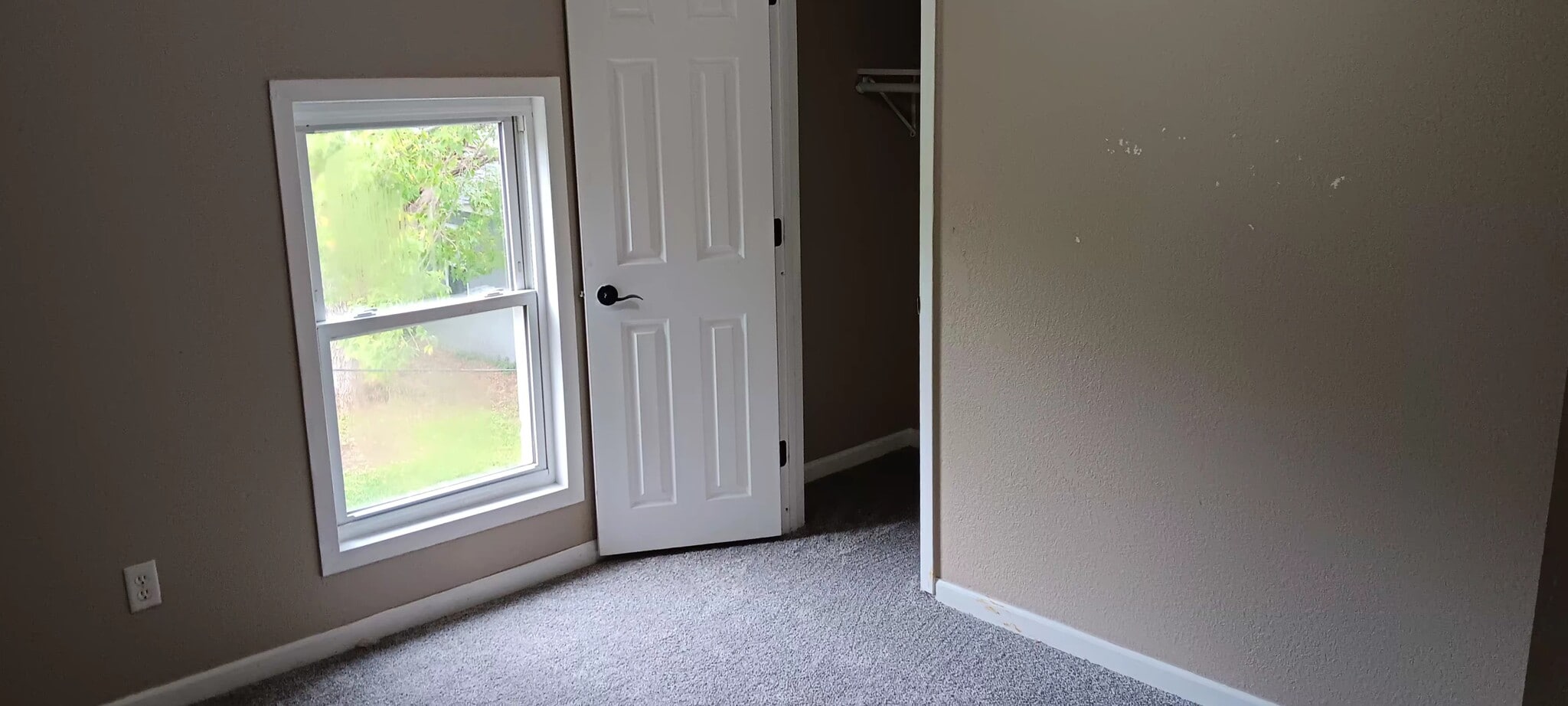 CLOSET - 919 12th Ave NE