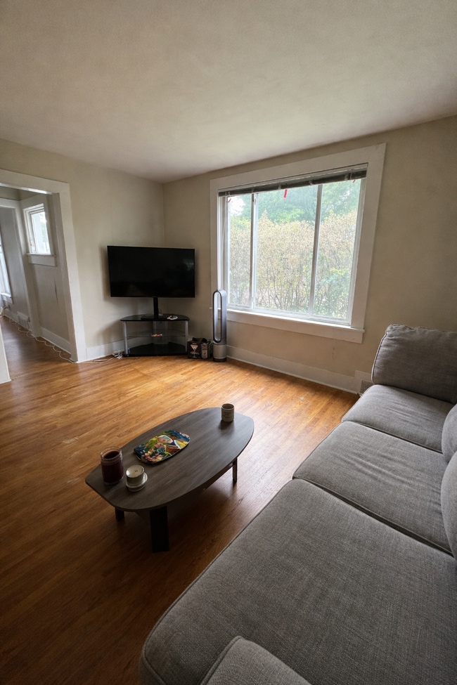 Building Photo - Awesome 3 bedroom 1 bath - available for June 1st close to UWEC!