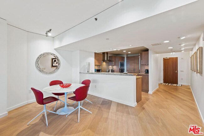 Building Photo - 13650 Marina Pointe Dr