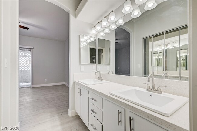 Building Photo - 1900 N Torrey Pines Dr