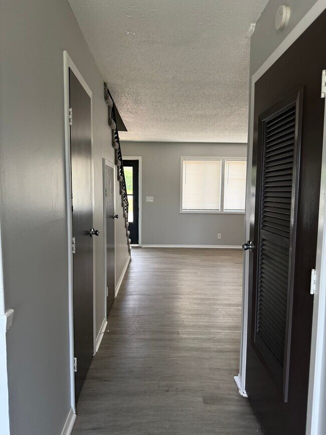 Building Photo - Cute and Convenient  South Nashville Townhouse near BNA and Woodbine - Renovated