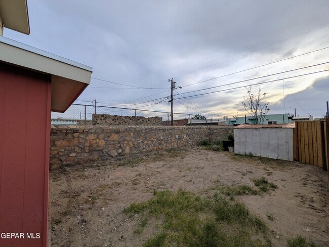 Building Photo - 709 Tays St