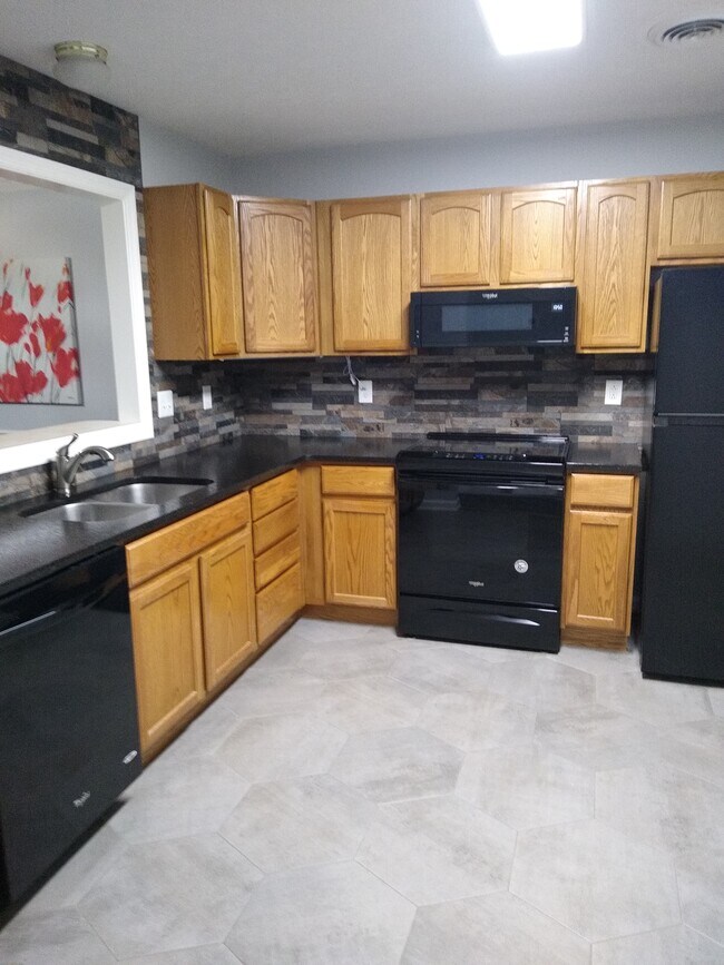 Building Photo - 101 Pinewood Dr