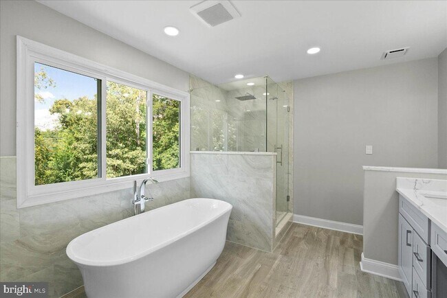 Building Photo - 8608 Oak Brook Ln