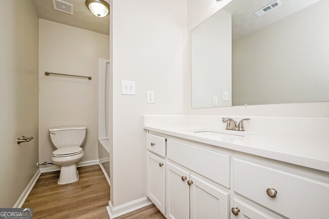 Building Photo - 546 Forest Hill Dr