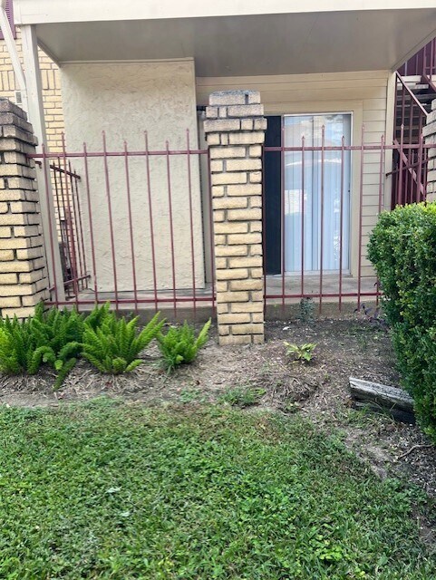 Building Photo - 2120 El Paseo St