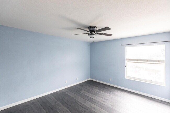 Building Photo - Rare 5 Bedroom Pool Home in Gated Community