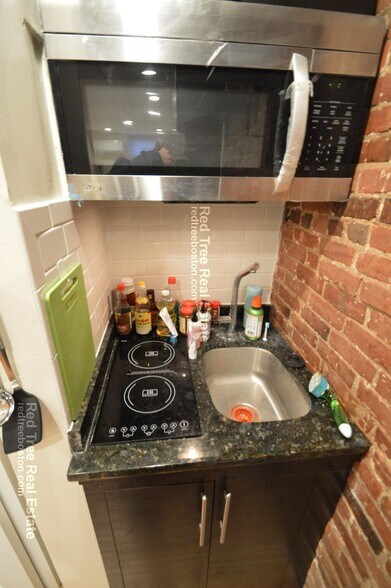 Building Photo - 1689 Beacon St