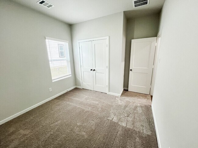 Building Photo - Like-New 3-Bed Home in Lexington Heights with Appliances Included