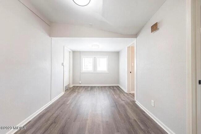 Building Photo - Rogers Ave