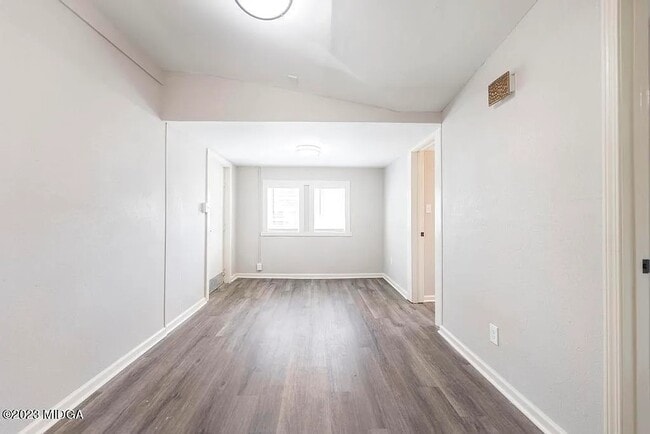 Building Photo - Rogers R3-office