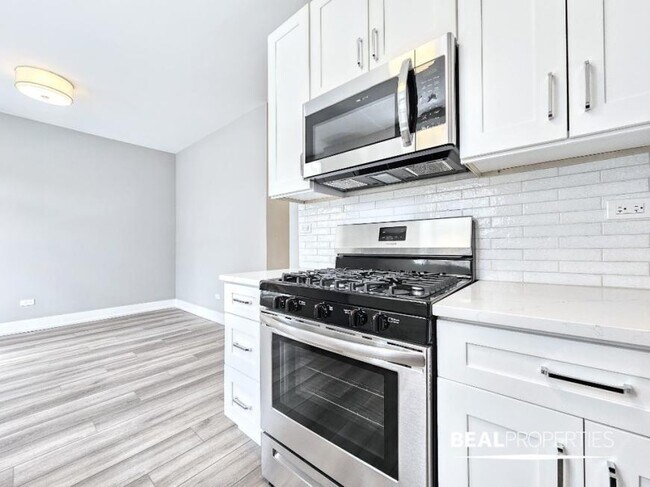 Building Photo - 2 bedroom in CHICAGO IL 60613