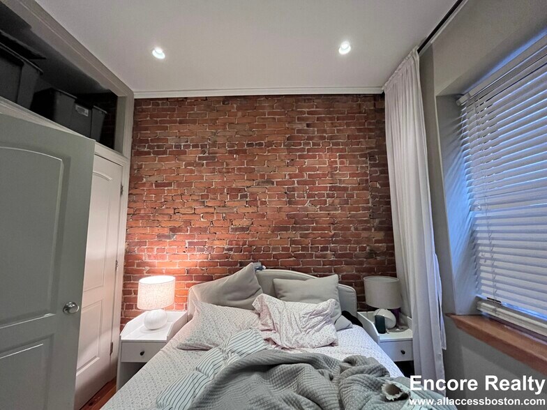 Building Photo - 17 Garrison St