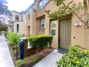 Building Photo - Beautiful 3-Bedroom Townhome in Private Ga...