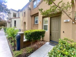 Building Photo - Elegant 3-Bedroom Residence in Private Gat...
